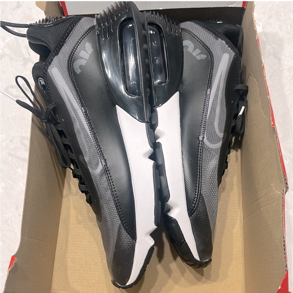 New with tags men’s size 13 Nike air max 2090.